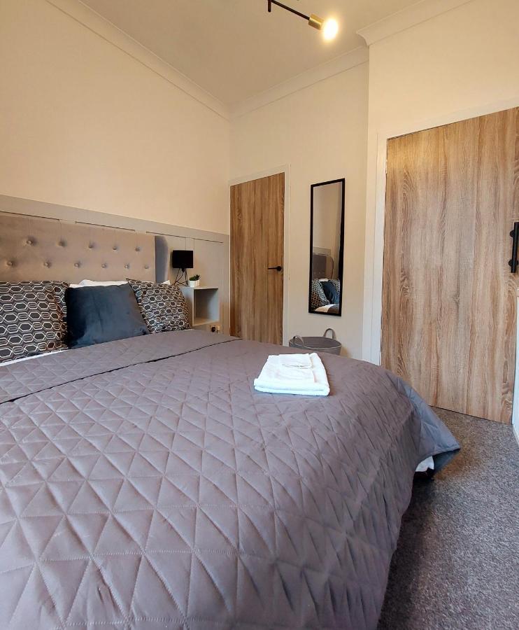 Modern & Bright, G/F, 1Br Apt. Real Hidden Gem Lägenhet Hamilton Exteriör bild